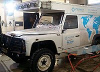 Land Rover Defender z szybą Pilkington zamontowaną w Krośnie