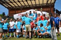 Zwycięzcy turnieju piłkarskiego otrzymują nagrodę od Prezesa