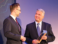 Polonica Progressio zwycięzcą kategorii Inwestor Zagraniczny został Pilkington Automotive Poland. Nagrodę odbiera vice Prezes Janusz Kobus.