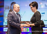 Prezes Ryszard Jania odbiera nagrodę Investment of the Year dla Pilkington Automotive Poland