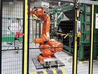 Robot wyciągający szybę Pilkington z pieca workowego