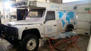 Land Rover Defender z szybą Pilkington zamontowaną w Krośnie